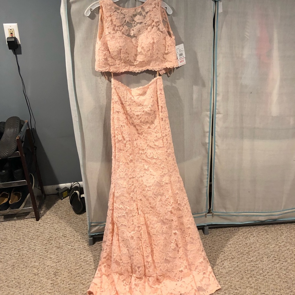 NWT beautiful 2 piece gown